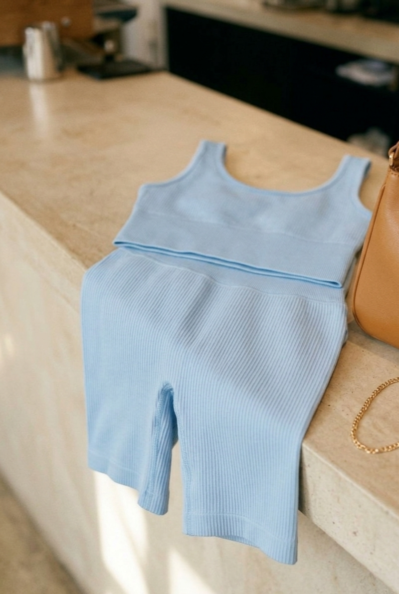 Eveloa Shorts Blue — model 1